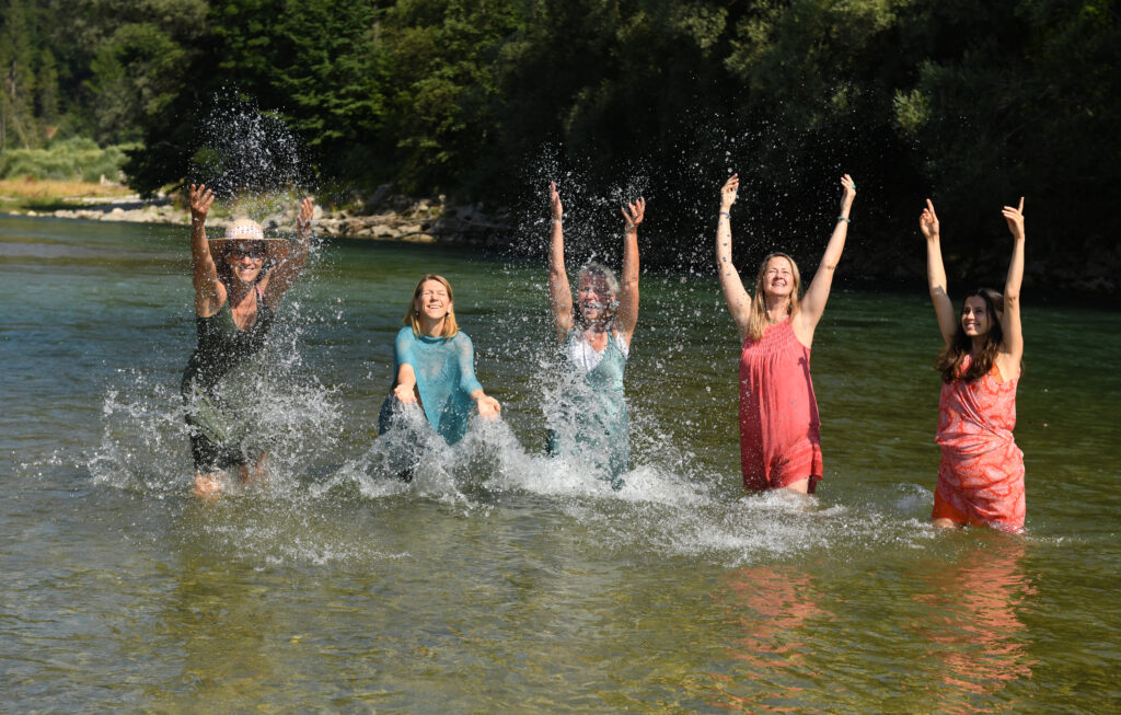 Frauen im Fluss