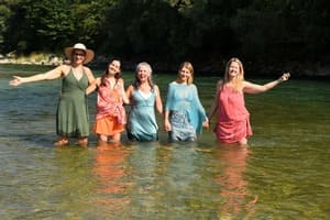 Frauen im Fluss 1-2-2